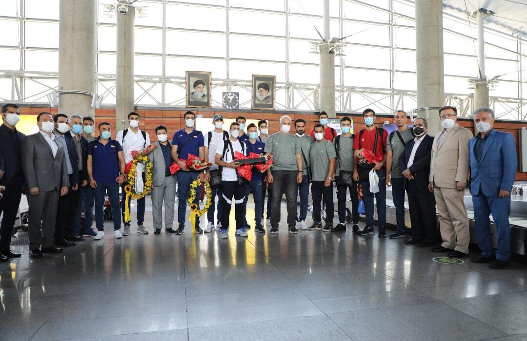 بازگشت ملی پوشان والیبال به ایران/ حضور  معاونان و مدیران بانک گردشگری در مراسم استقبال