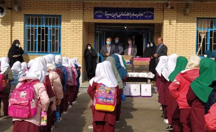 اهدای بسته‌های کمک آموزشی به دانش آموزان مدرسه ابن سینا
