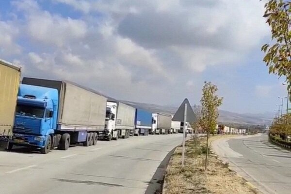 ایجاد صف طویل کامیون ها در مرز سرو/رایزنی با ترکیه برای حل مشکل