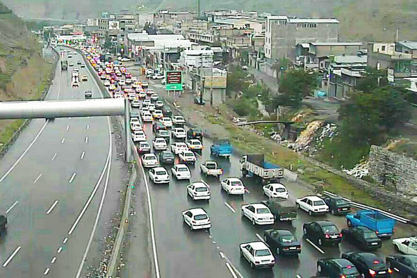 ترافیک سنگین در آزادراه قزوین-کرج/ بارندگی در محورهای غرب و شمال