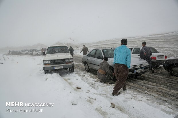 برف و کولاک راه ارتباطی ۲۳۰ روستای آذربایجان شرقی را مسدود کرد