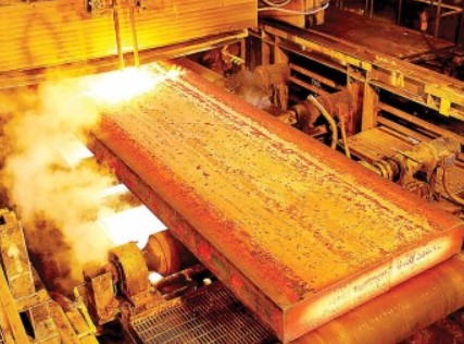 سرمایه‌گذاری فولادی “ومعادن” در یکی از مرتفع‌ترین شهرهای ایران/ عملیات احداث کارخانه آهن اسفنجی فولاد اقلید پارس آغاز شد