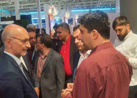 حضور رئیس هیات عامل ایمیدرو در غرفه شرکت سنگ آهن مرکزی ایران