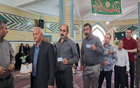 رئیس سازمان دانش آموزی شهر تهران رأی خود را به صندوق انداخت