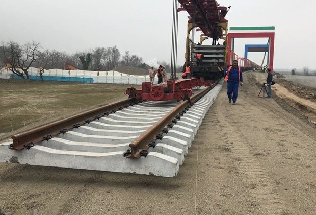 عملیات ریل گذاری راه آهن چابهار-زاهدان با حضور وزیر راه آغاز شد