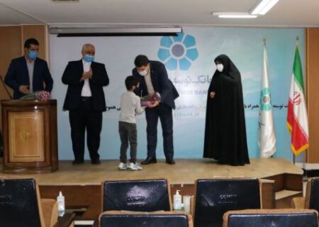 مشارکت بانک توسعه تعاون استان البرز در اهدای تبلت به دانش آموزان نیازمند