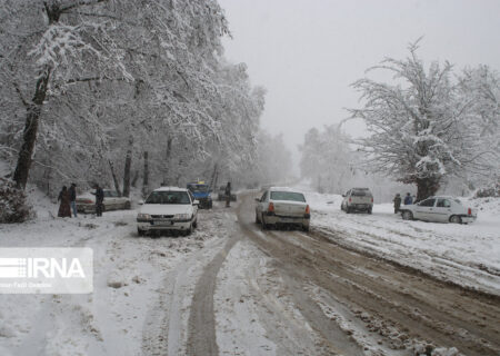 برف و کولاک راه ارتباطی ۲۰۰ روستای مازندران را بست