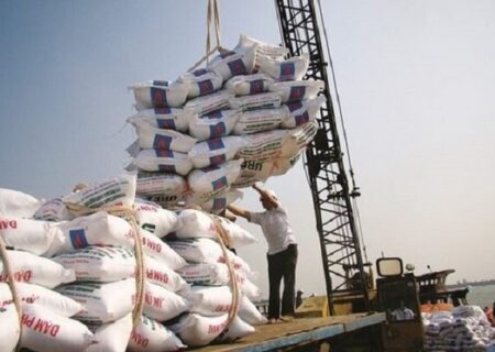 ۲۰ هزار تن برنج در بندرشهید رجایی در حال ترخیص است