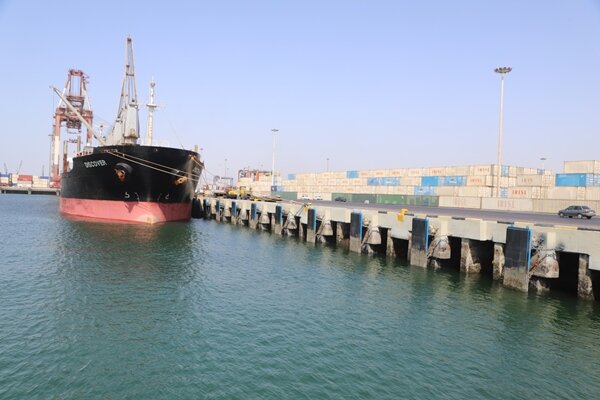 ۱۲ کشتی حامل کالای اساسی در بندر شهید رجایی در حال تخلیه هستند