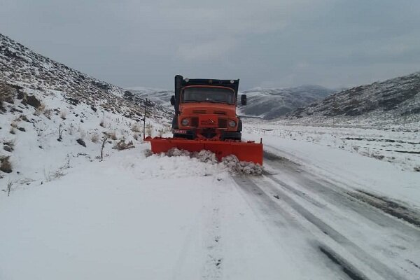 برف جاده ارتباطی چند روستا را در دزپارت بست
