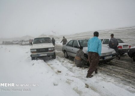 برف و کولاک راه ارتباطی ۲۳۰ روستای آذربایجان شرقی را مسدود کرد