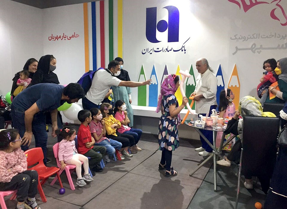 استقبال نونهالان از غرفه کودک بانک صادرات ایران در نمایشگاه کتاب