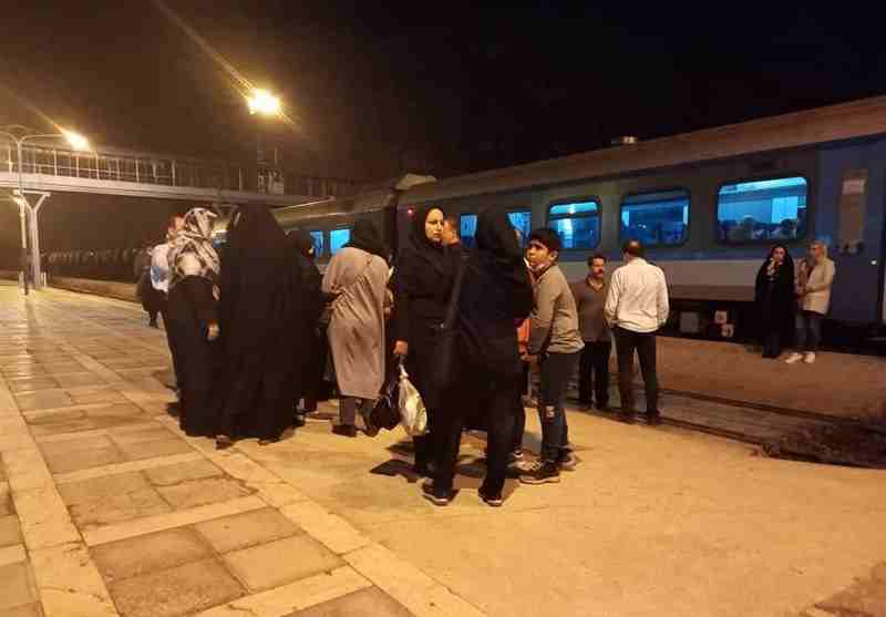 انسداد راه‌آهن تهران_شمال بیش از ۱۰۰ خبرنگار را در قطار گردشگری گرفتار کرد