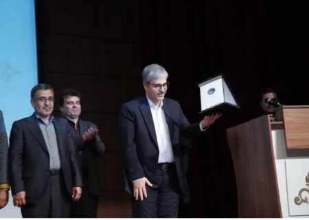 اعطاء نخستین «نشان رادیناس» به مدیرعامل شرکت پتروشیمی شیراز