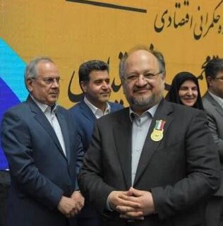 اعطای «نشان ملی مدیریت کسب و کار سال کشور» در حوزه حکمرانی اقتصادی به محمد شریعتمداری